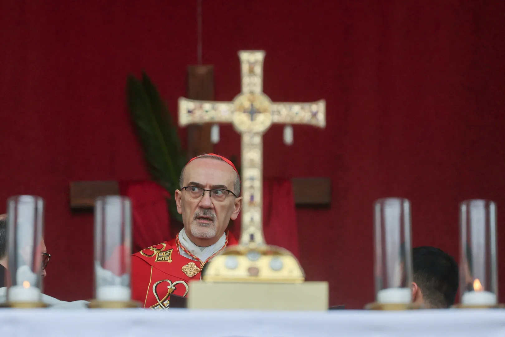 Un preot este împiedicat de poliția israeliană să intre în Biserica Sfântului Mormânt din Ierusalim, într-o Duminică a Floriilor marcat de tensiuni