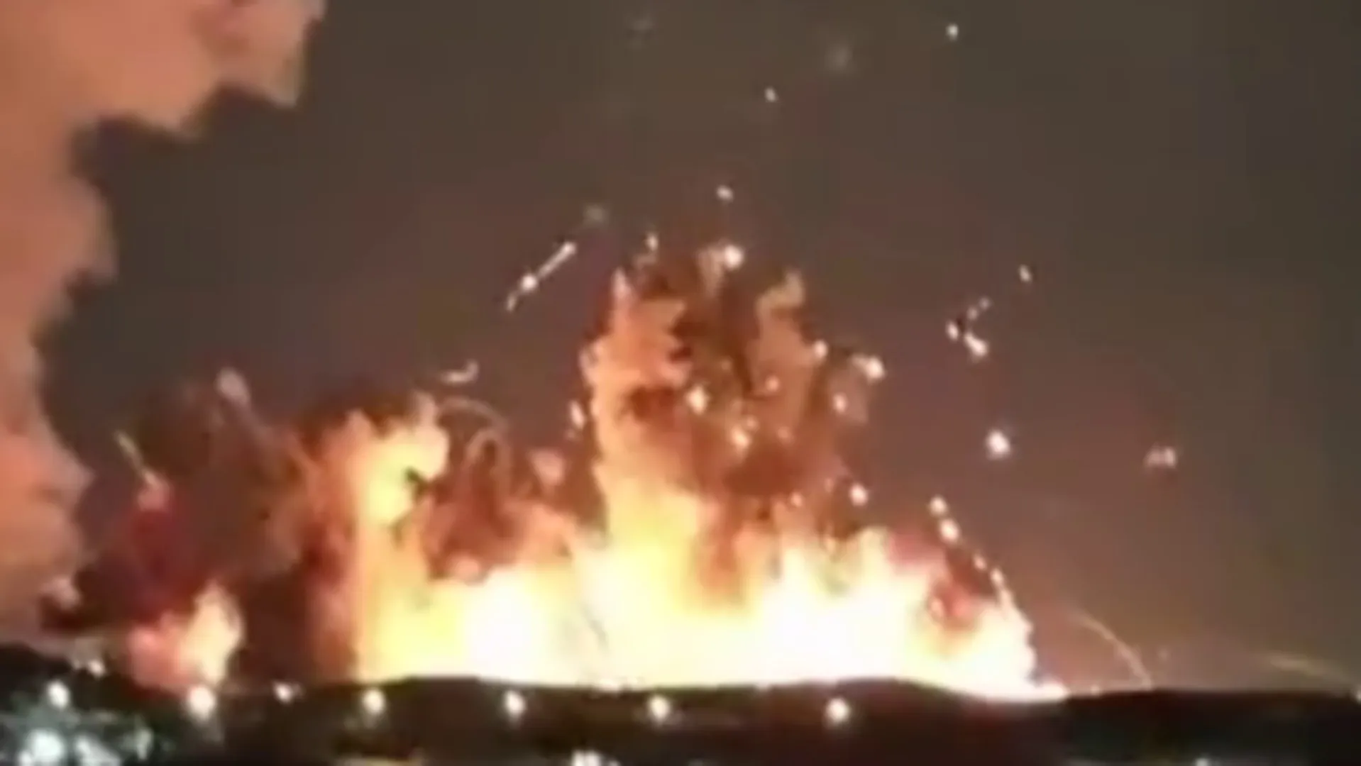 Atacuri intense americano-israeliene asupra orașului iranian Isfahan provoacă o coloană masivă de foc