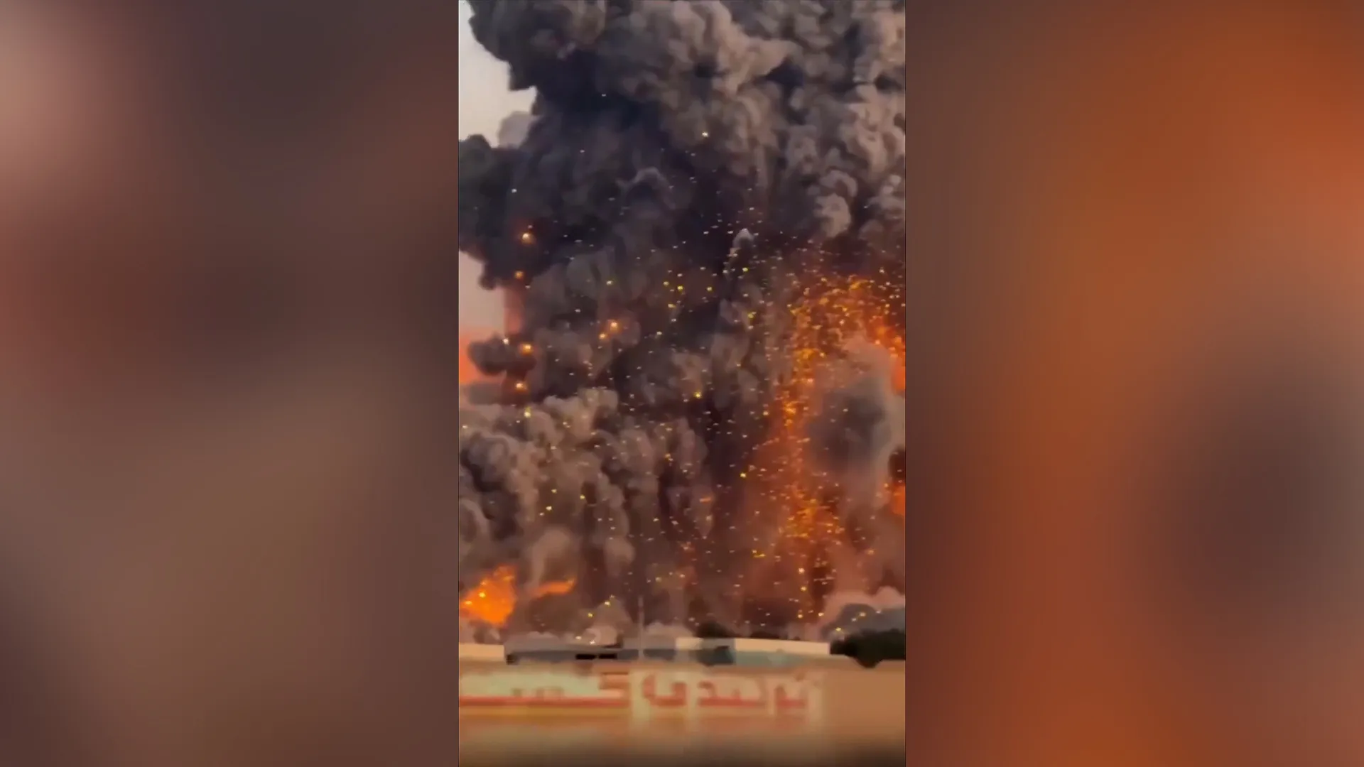 Fum și cenușă incandescentă observate deasupra orașului Isfahan din Iran după atacul american și israelian