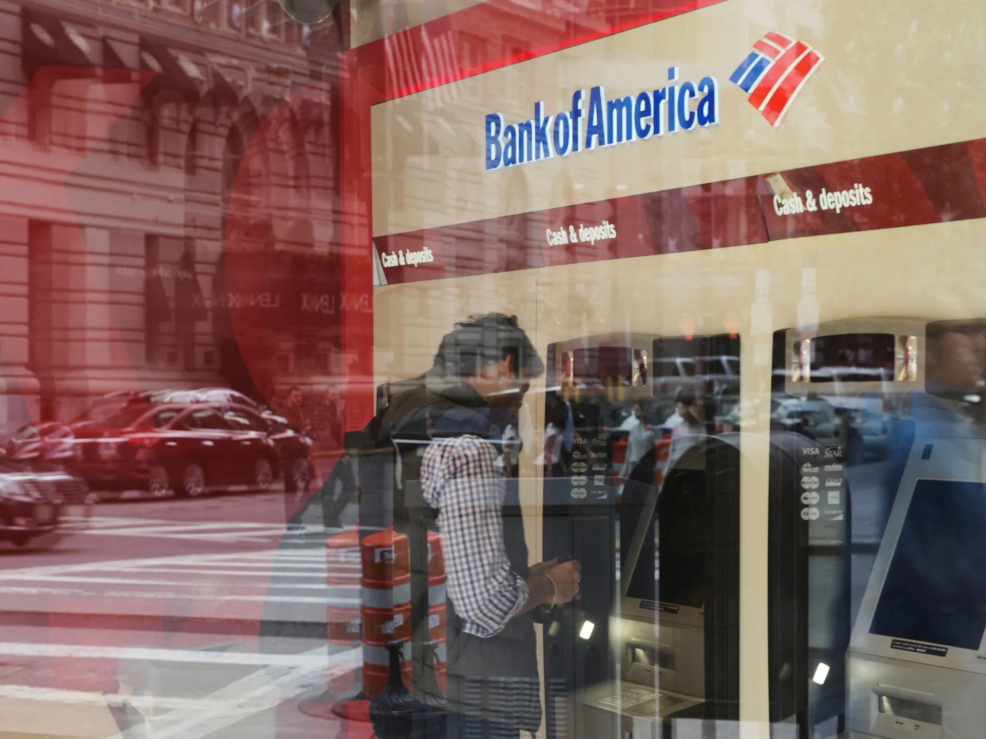 Avocații caută supraviețuitoarele lui Epstein pentru distribuirea despăgubirilor de 72,5 milioane de dolari de la Bank of America