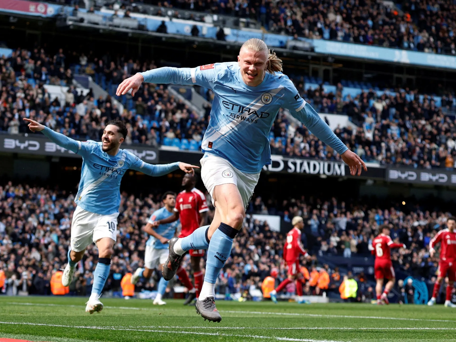 Haaland înscrie un hat-trick în timp ce Man City zdrobește Liverpool și ajunge în semifinalele Cupei Angliei