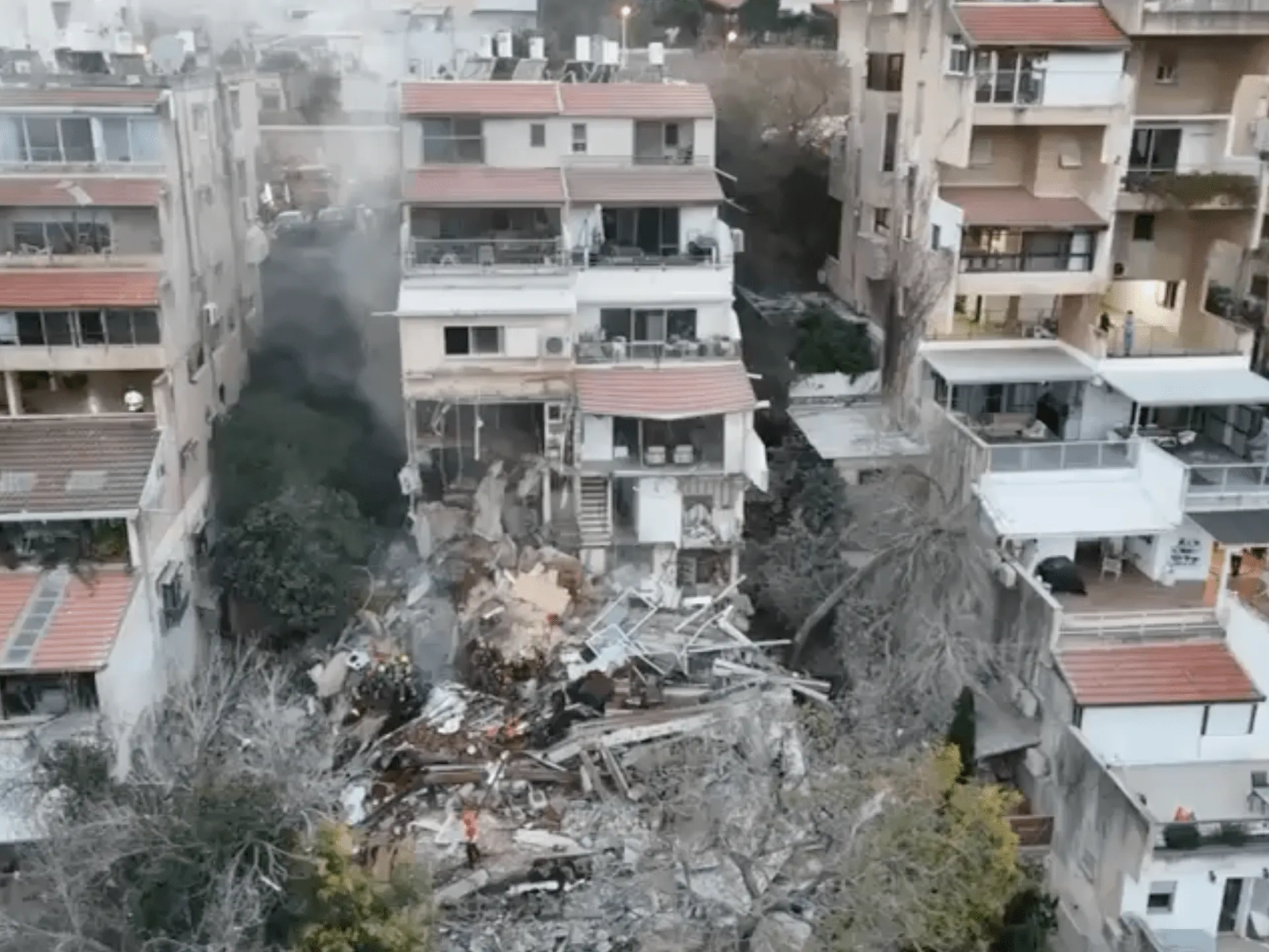 Video: Racheta iraniană lovește o clădire rezidențială în Haifa – Captură momentul impactului devastator