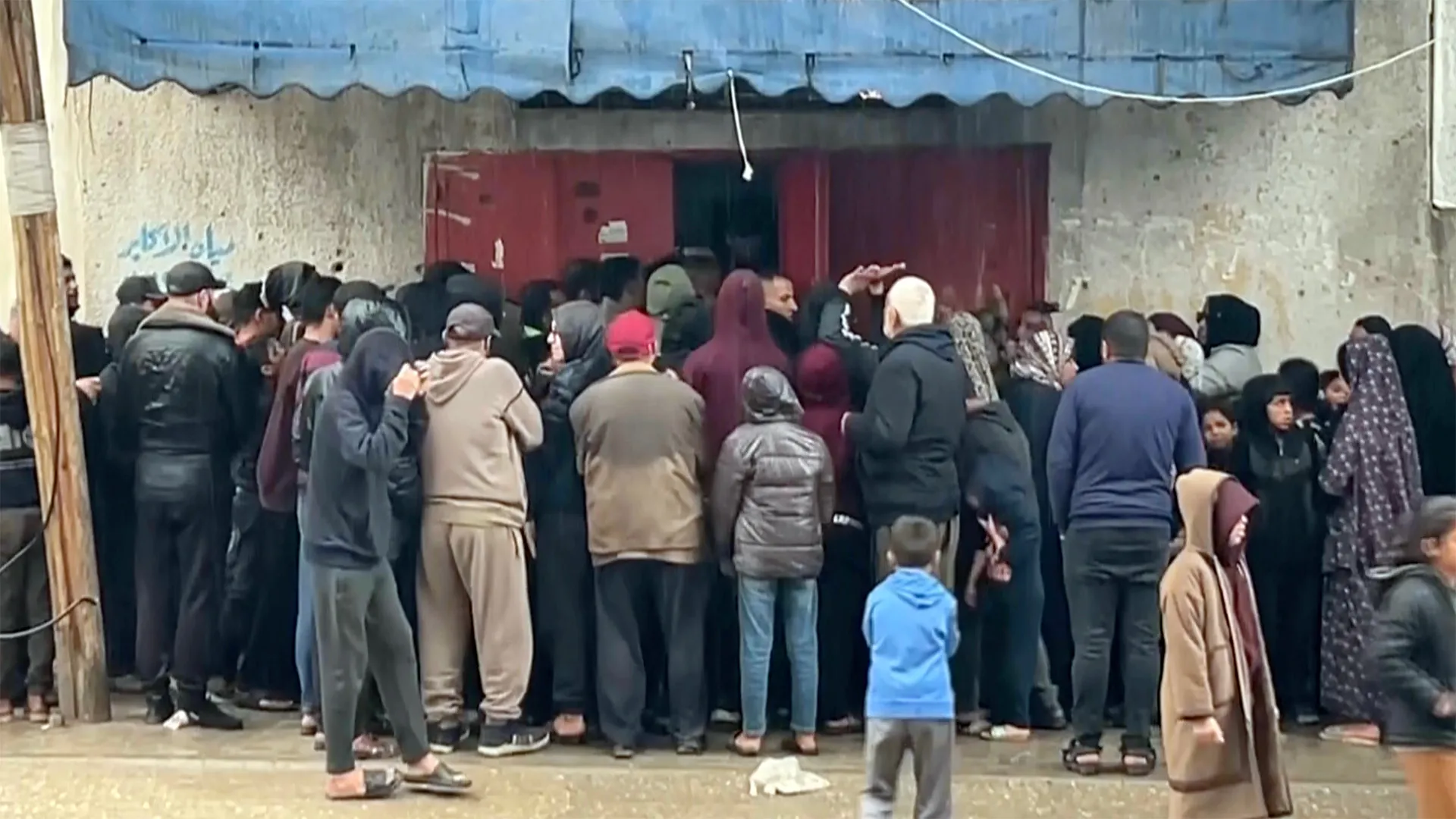 Palestinienii stau la cozi ore întregi în ploaie torențială pentru a obține pâine, în timp ce criza alimentară din Gaza se agravează dramatic