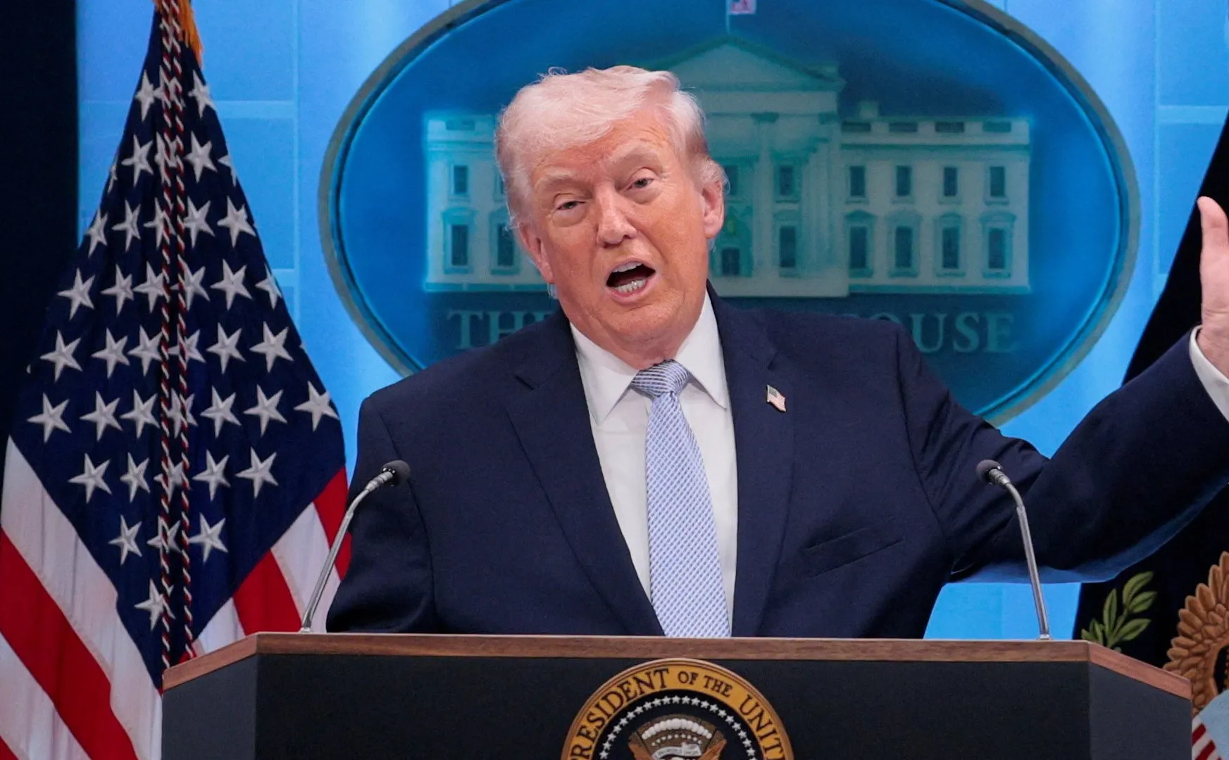 Trump amenință cu tarife vamale de 50% pentru țările care furnizează arme Iranului