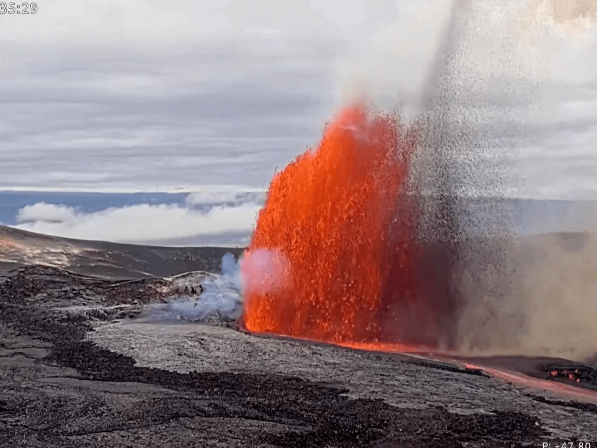Vulcanul Kilauea din Hawaii erupe spectaculos, proiectând lavă la înălțimi de peste 190 de metri