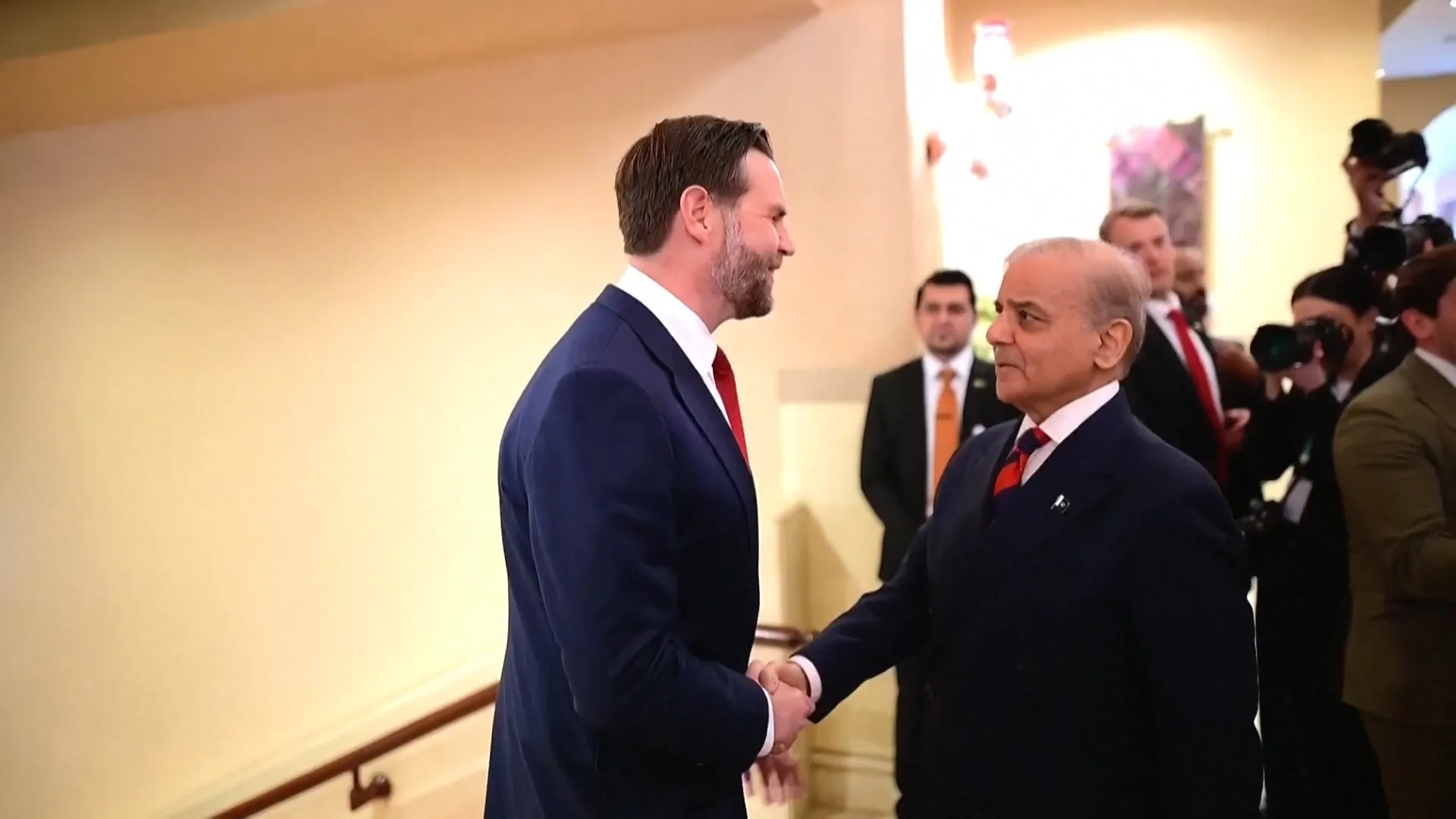 Video: JD Vance îl întâlnește pe premierul pakistanez Shehbaz Sharif înaintea discuțiilor cruciale cu Iranul