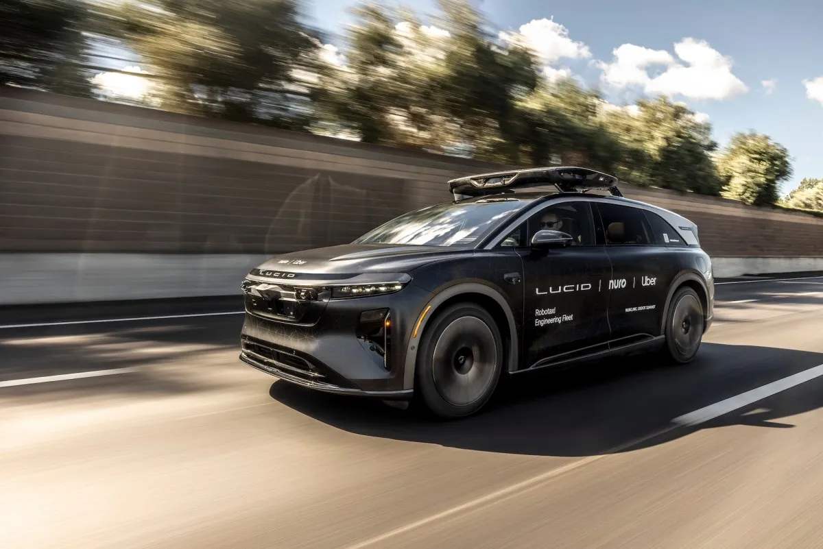Uber și Nuro demarează testarea serviciului premium de robotaxi în San Francisco
