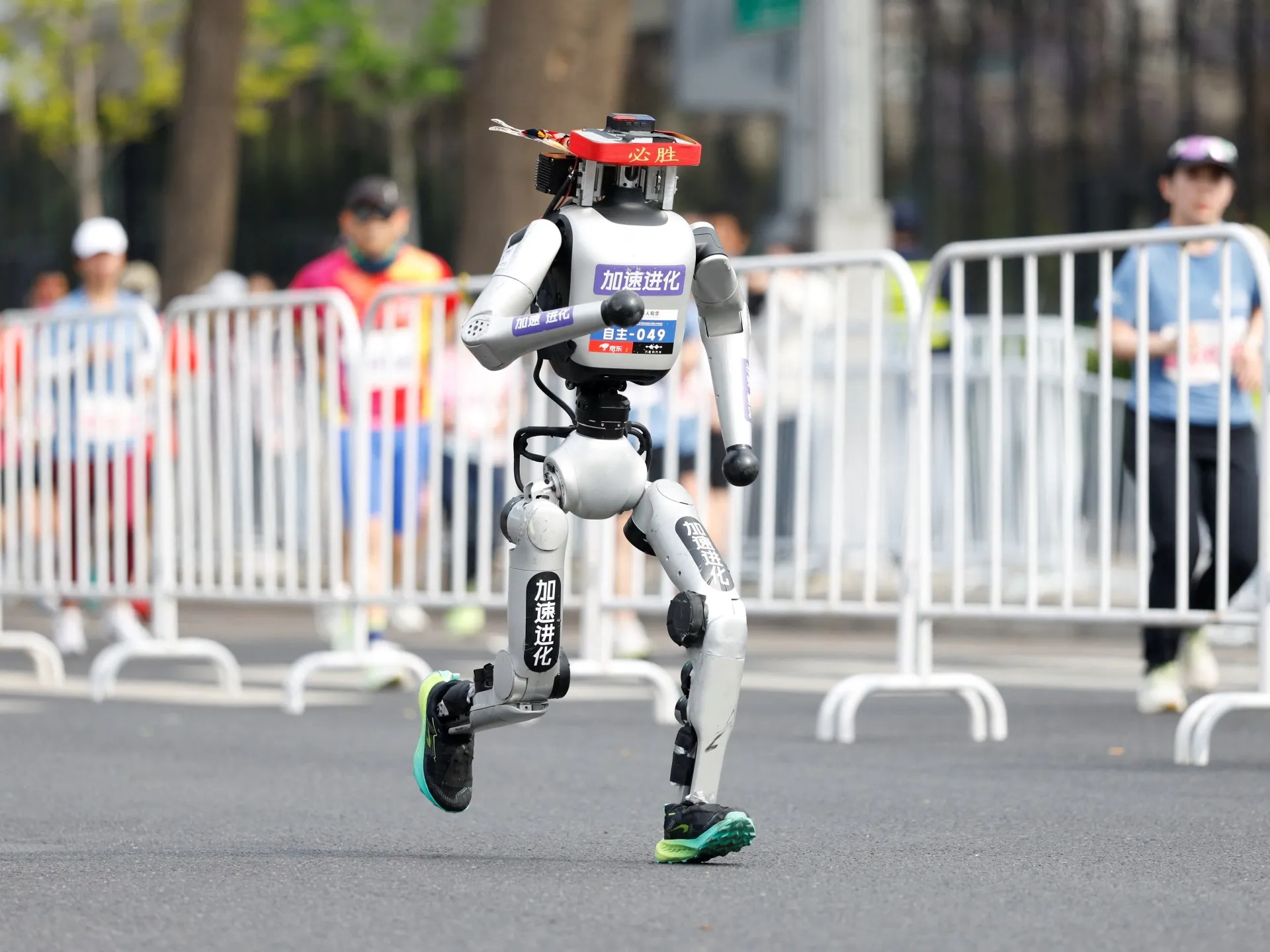 Roboții umanoizi au depășit oamenii în cursa de semimaraton de la Beijing