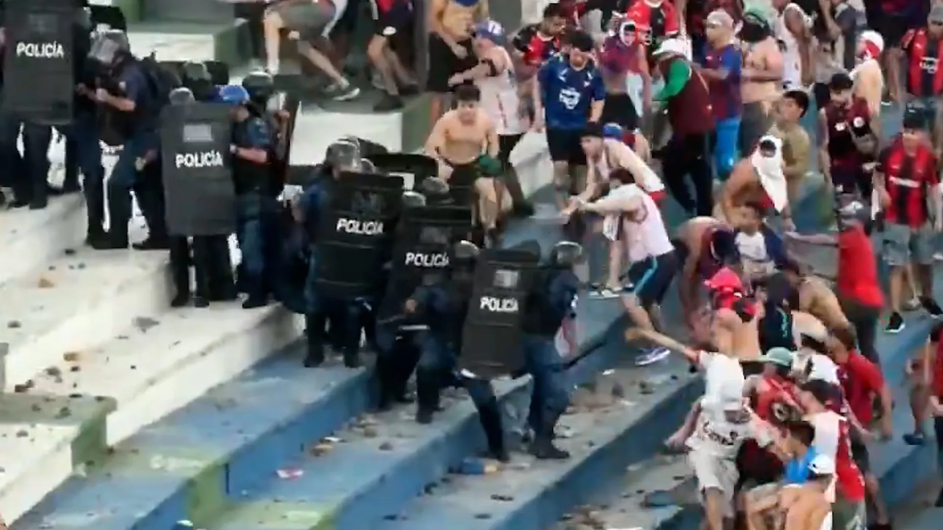 Fani se confruntă cu poliția la un meci de fotbal în Paraguay