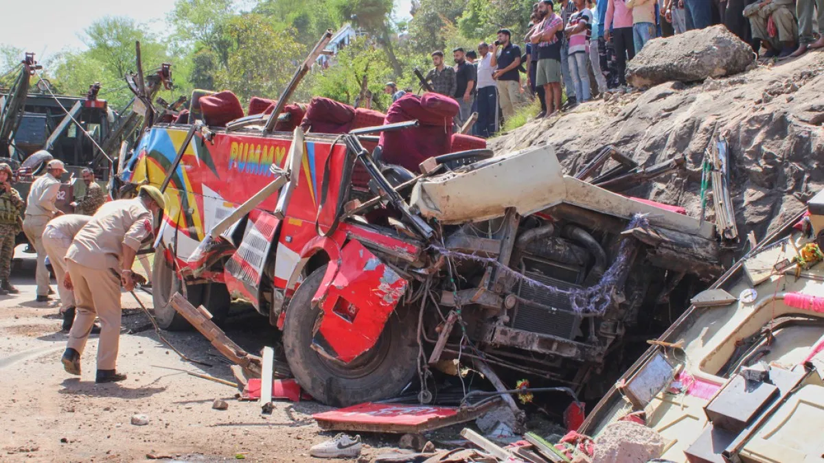 Cel puțin 21 de persoane au murit în urma accidentului unui autobuz în gheara din Kashmir