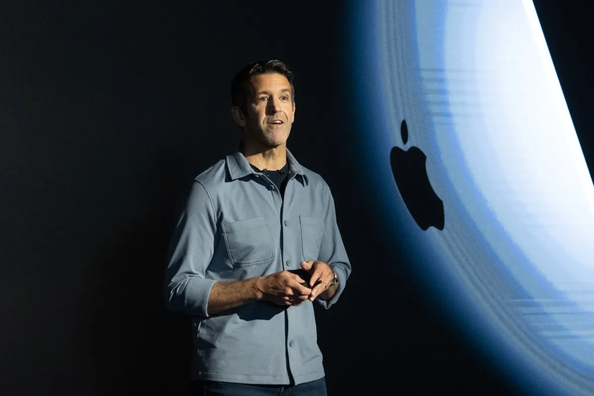 Cine este John Ternus, viitorul CEO al Apple?