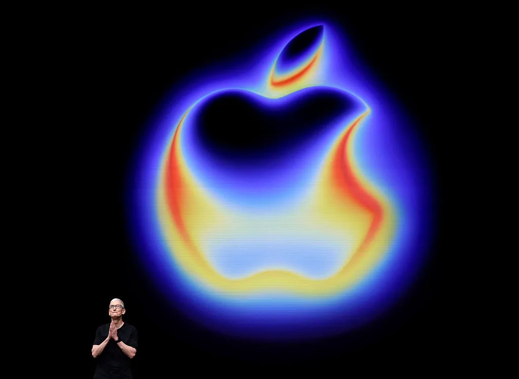 Tim Cook pleacă de la Apple: Ce se întâmplă cu gigantul tehnologic după 14 ani de conducere?