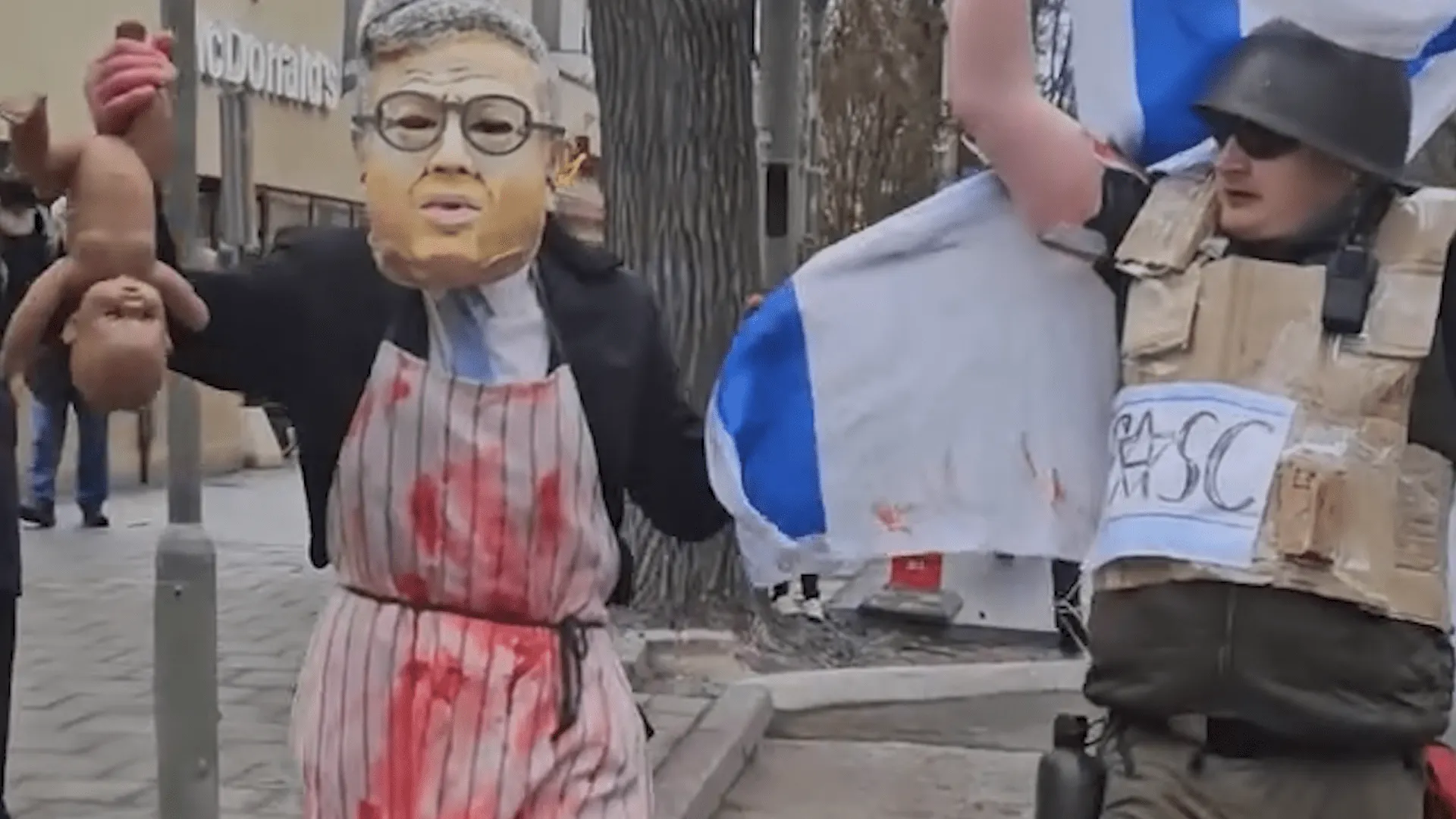 Protest la Stockholm: Ministrul israelian Ben Gvir, reprezentat acoperit de sânge, stârnește controverse