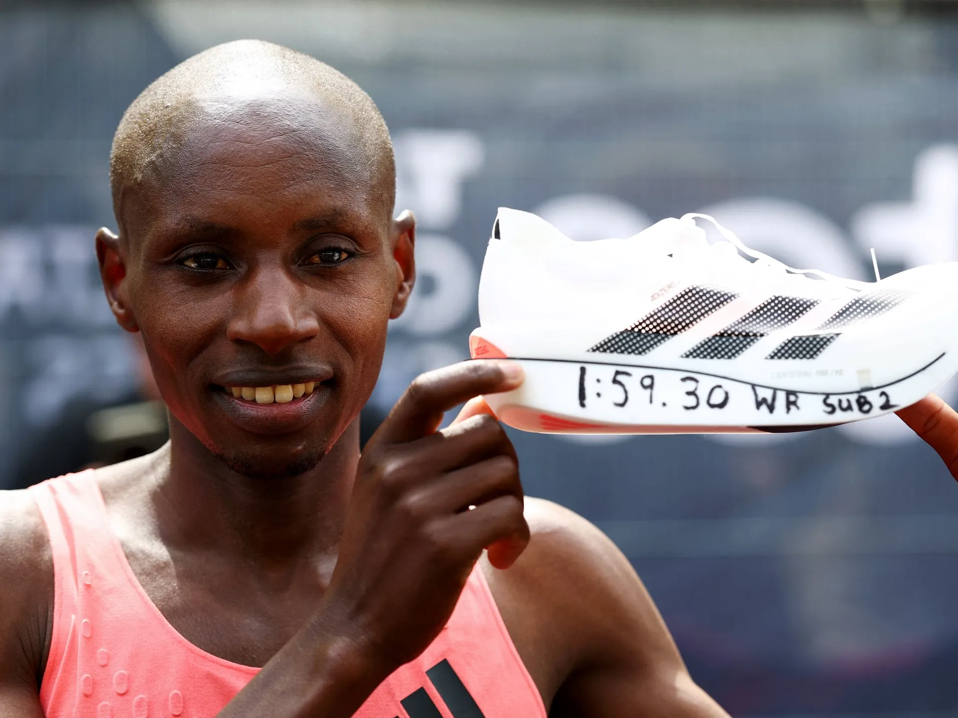 Kenyanul Sebastian Sawe, primul om care aleargă maratonul sub două ore, la Londra