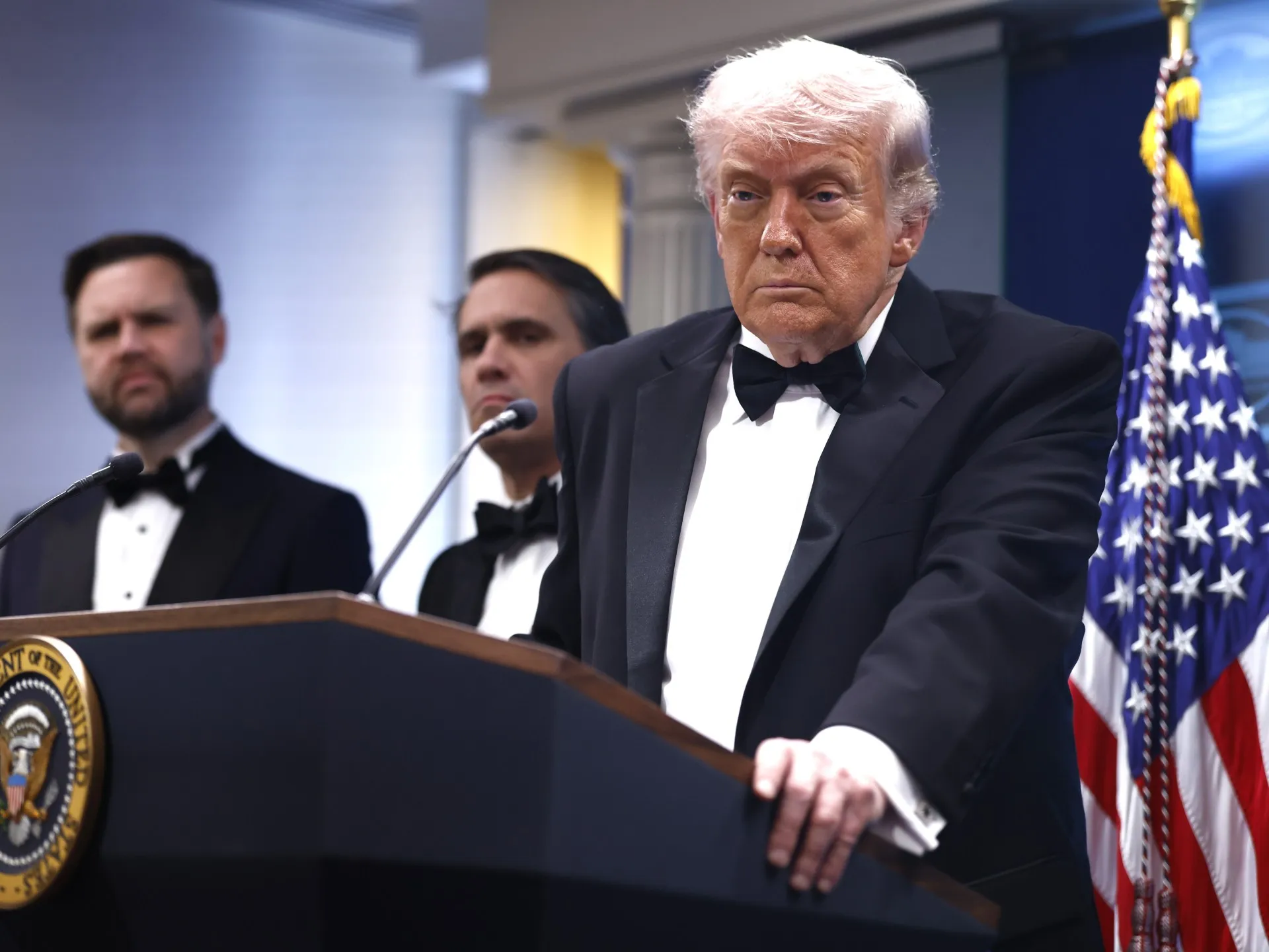 Atacatorul care a încercat să pătrundă la dineul corespondenților de la Casa Albă viza în mod direct pe Trump și oficialii administrației, susțin autoritățile