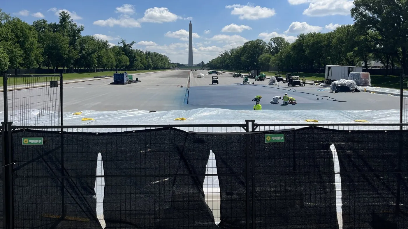 Proiectul lui Trump de a vopsi bazinul oglindă în „albastru de steag american” stârnește reacții mixte în Washington