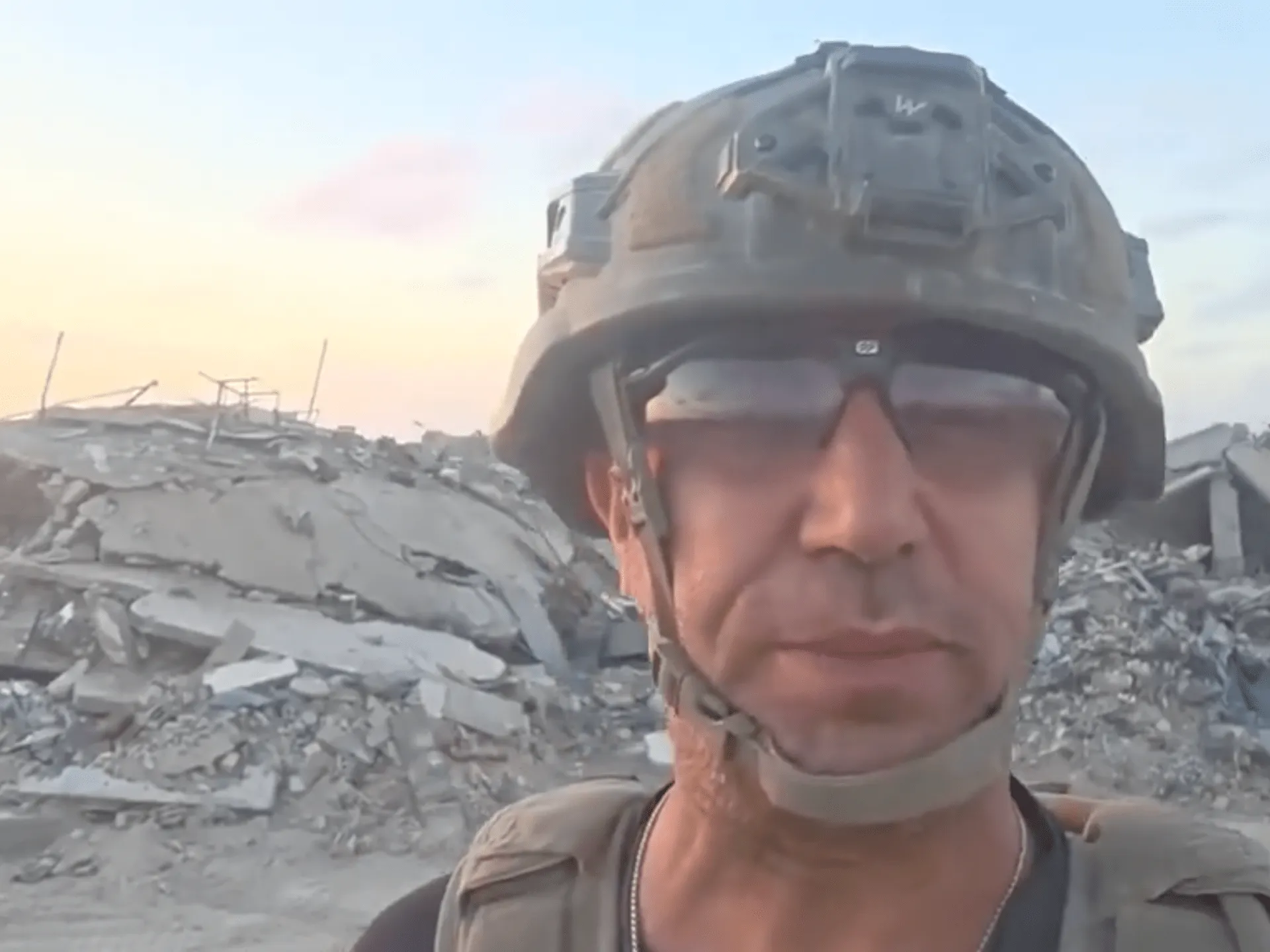 Soldat israelian arată orașul Beit Hanoon din Gaza complet nivelat la pământ