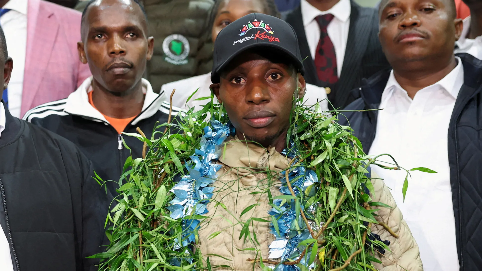Recordul mondial la maraton: Sabastian Sawe, primul om care aleargă sub două ore, primit ca un erou în Kenya