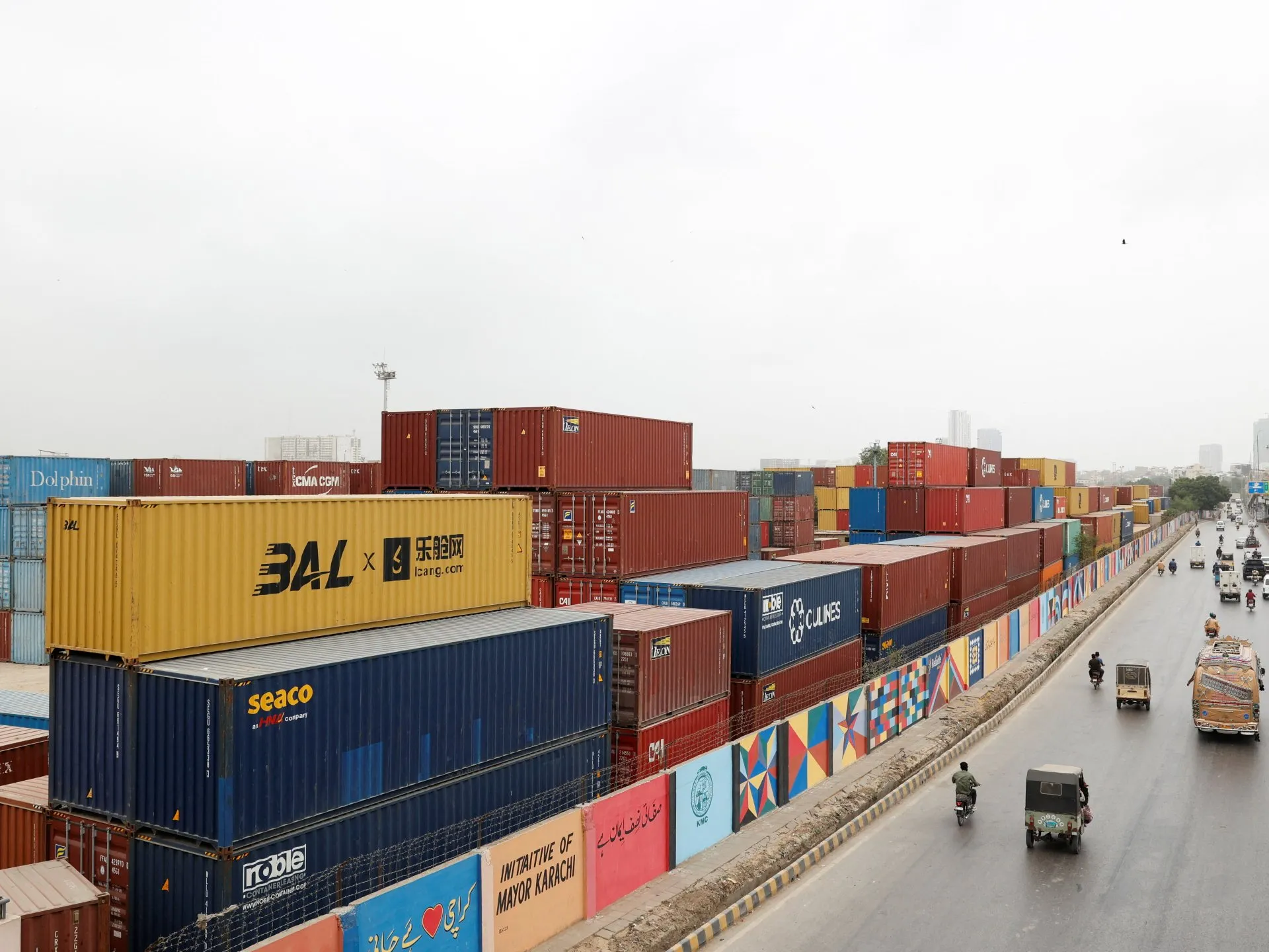 Pakistan deschide rute terestre comerciale către Iran în timpul blocadei Strâmtorii Hormuz