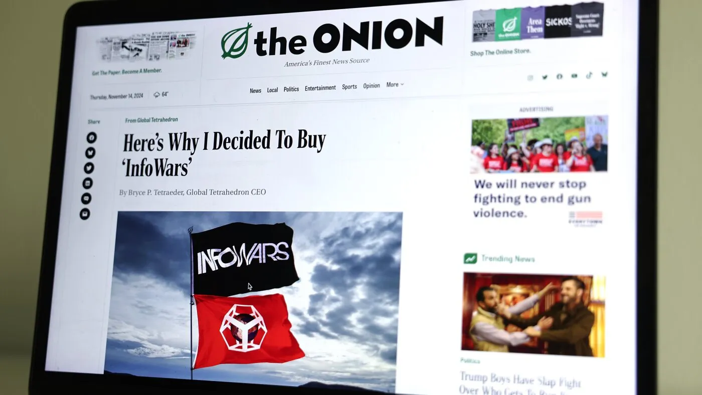 Ofertă șocantă: The Onion încearcă să preia Infowars, dar justiția intervine din nou