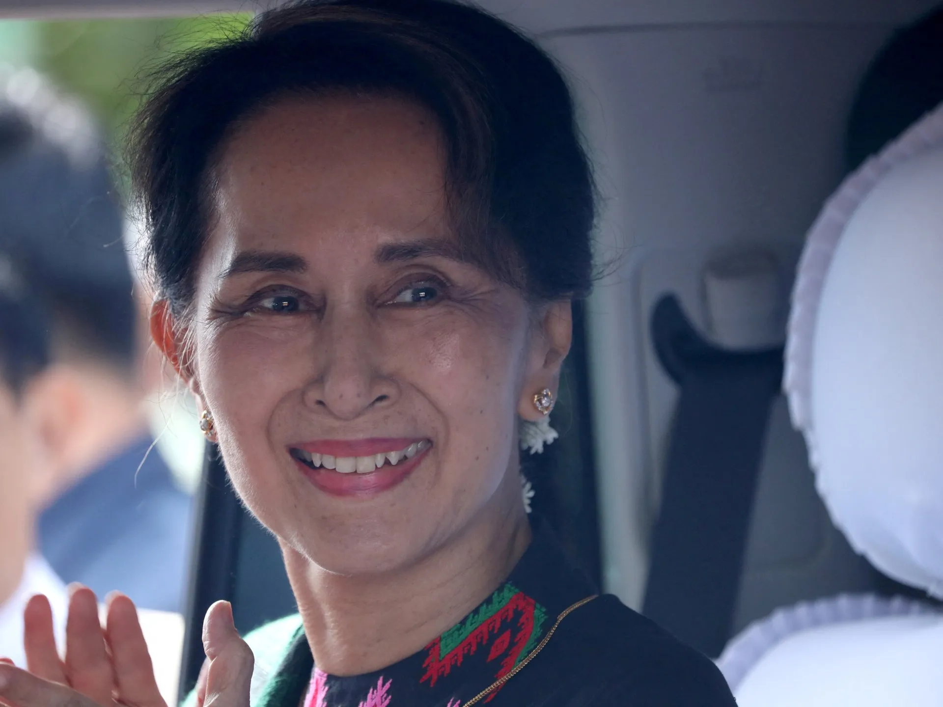 Aung San Suu Kyi, transferată în arest la domiciliu: un pas simbolic sau o manevră politică?
