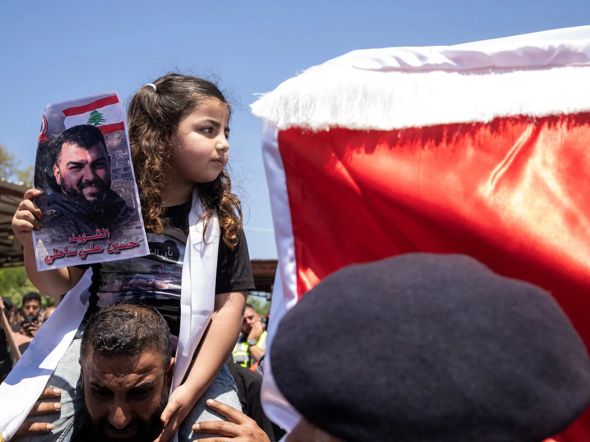 O fetiță libaneză își plânge tatăl paramedic ucis într-un atac israelian: „A murit încercând să salveze vieți”