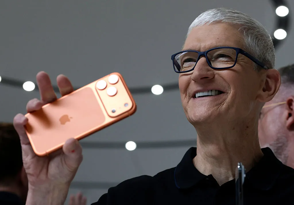 Tim Cook se retrage, Apple înregistrează vânzări record – dar o criză a cipurilor amenință viitorul