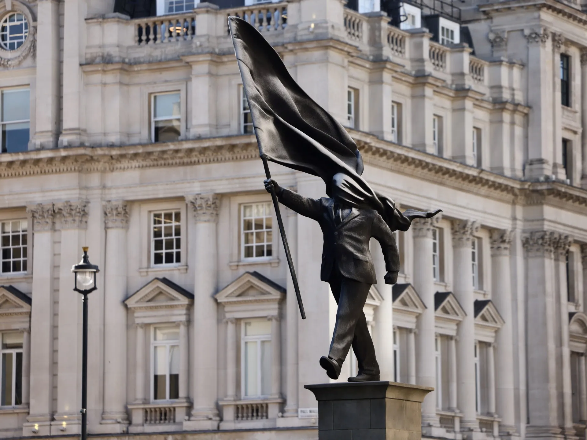 Noua sculptură Banksy: un politician orbit de propriul steag