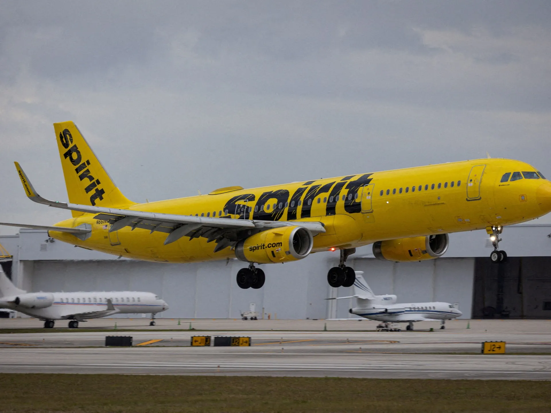 Spirit Airlines își încetează operațiunile: Toate zborurile anulate din cauza crizei combustibilului