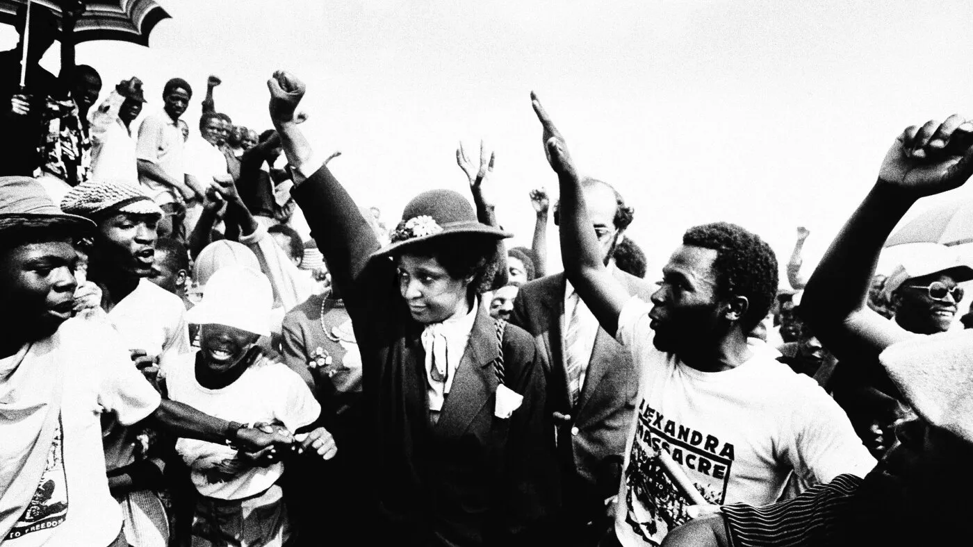Winnie Mandela: Între „Mama Națiunii” și „Păcătoasa” istoriei – O reevaluare necesară a unui mit controversat