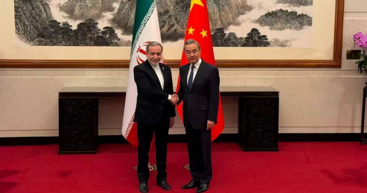 Iranul și China: întâlnirea lui Araghchi cu Wang Yi la Beijing, înaintea vizitei lui Trump
