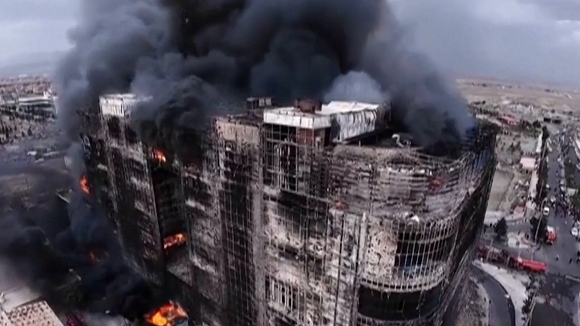 Incendiu devastator într-un centru comercial din Iran: cel puțin opt morți și zeci de răniți