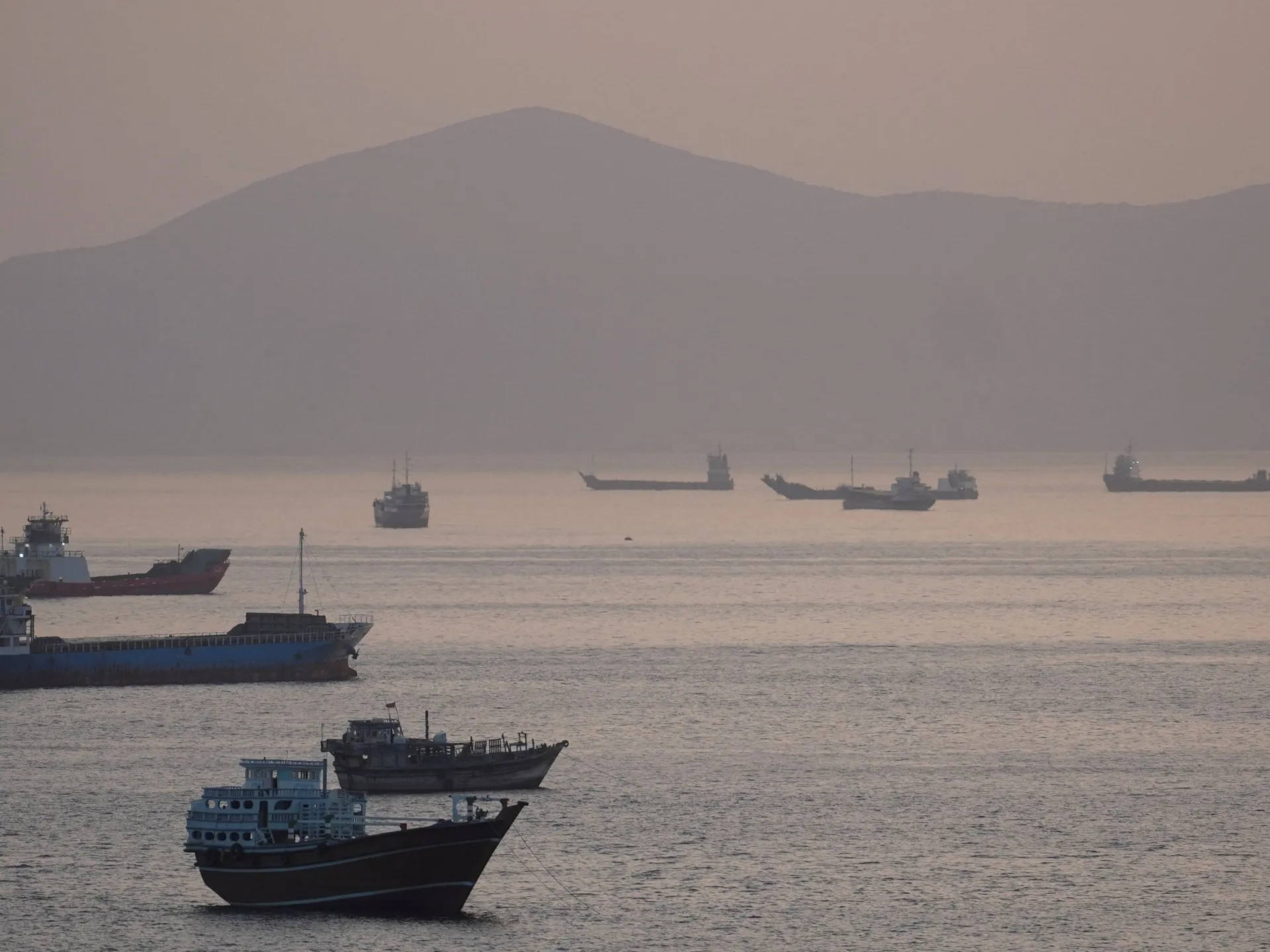 Iran asigură traficul prin Strâmtoarea Hormuz după ce SUA suspendă operațiunea militară