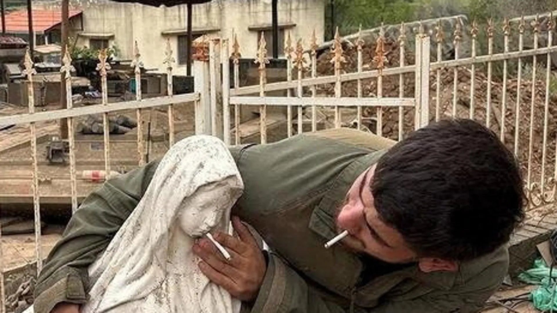 Soldat israelian profanează o statuie a Fecioarei Maria în sudul Libanului