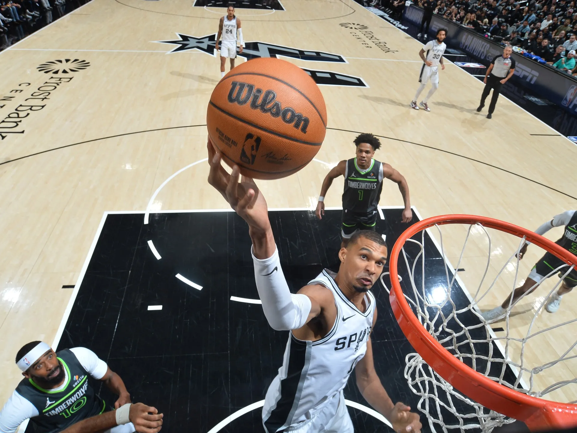 Wembanyama și Spurs revin spectaculos: victorie categorică împotriva Timberwolves în playoff-ul NBA