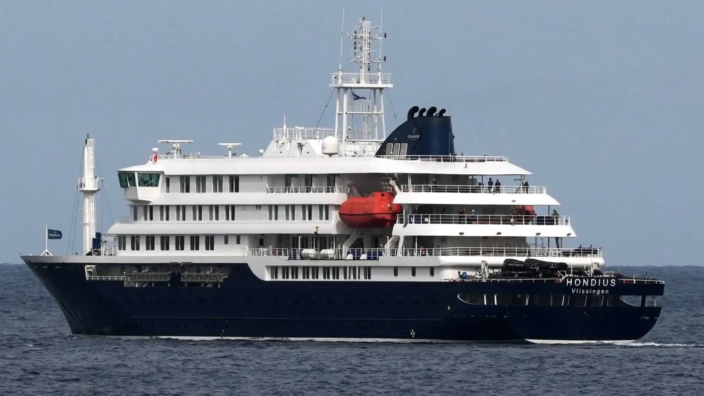 Aproximativ 40 de pasageri au părăsit nava lovită de hantavirus în insula Sfânta Elena