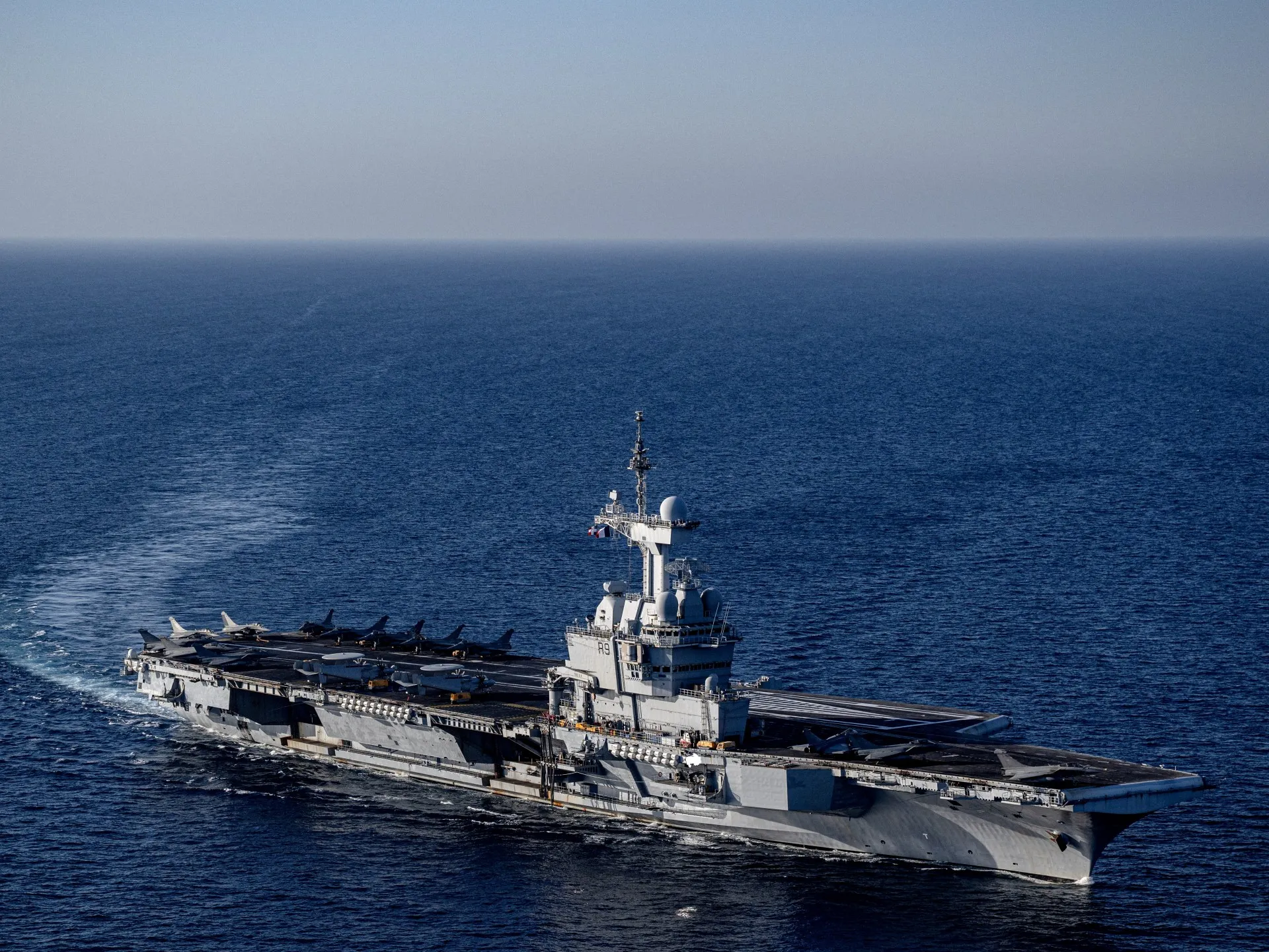 Portavionul francez se îndreaptă spre Strâmtoarea Hormuz pentru o posibilă misiune defensivă