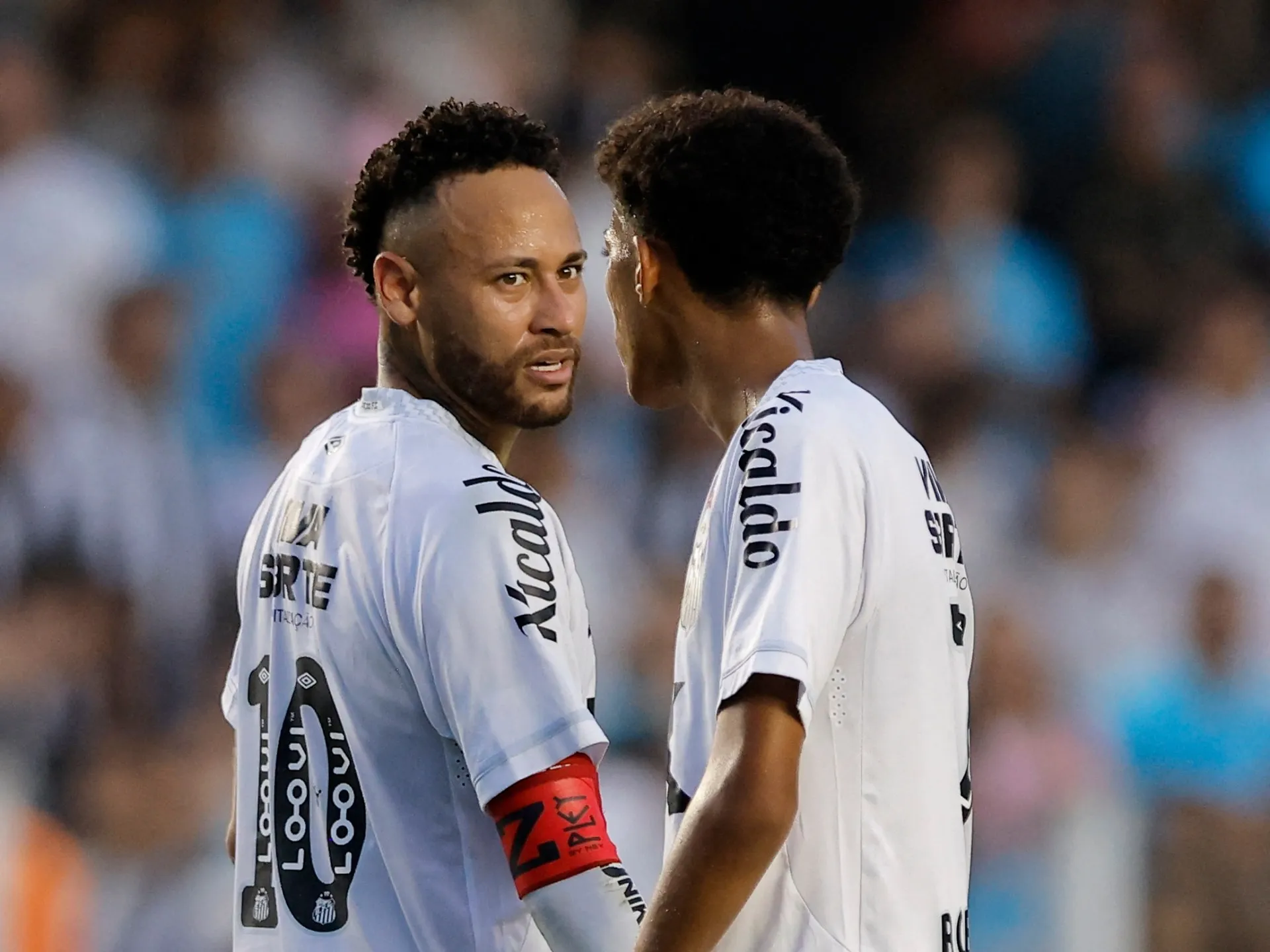 Neymar își cere scuze public fiului lui Robinho după ce l-a pălmuit în timpul unui antrenament