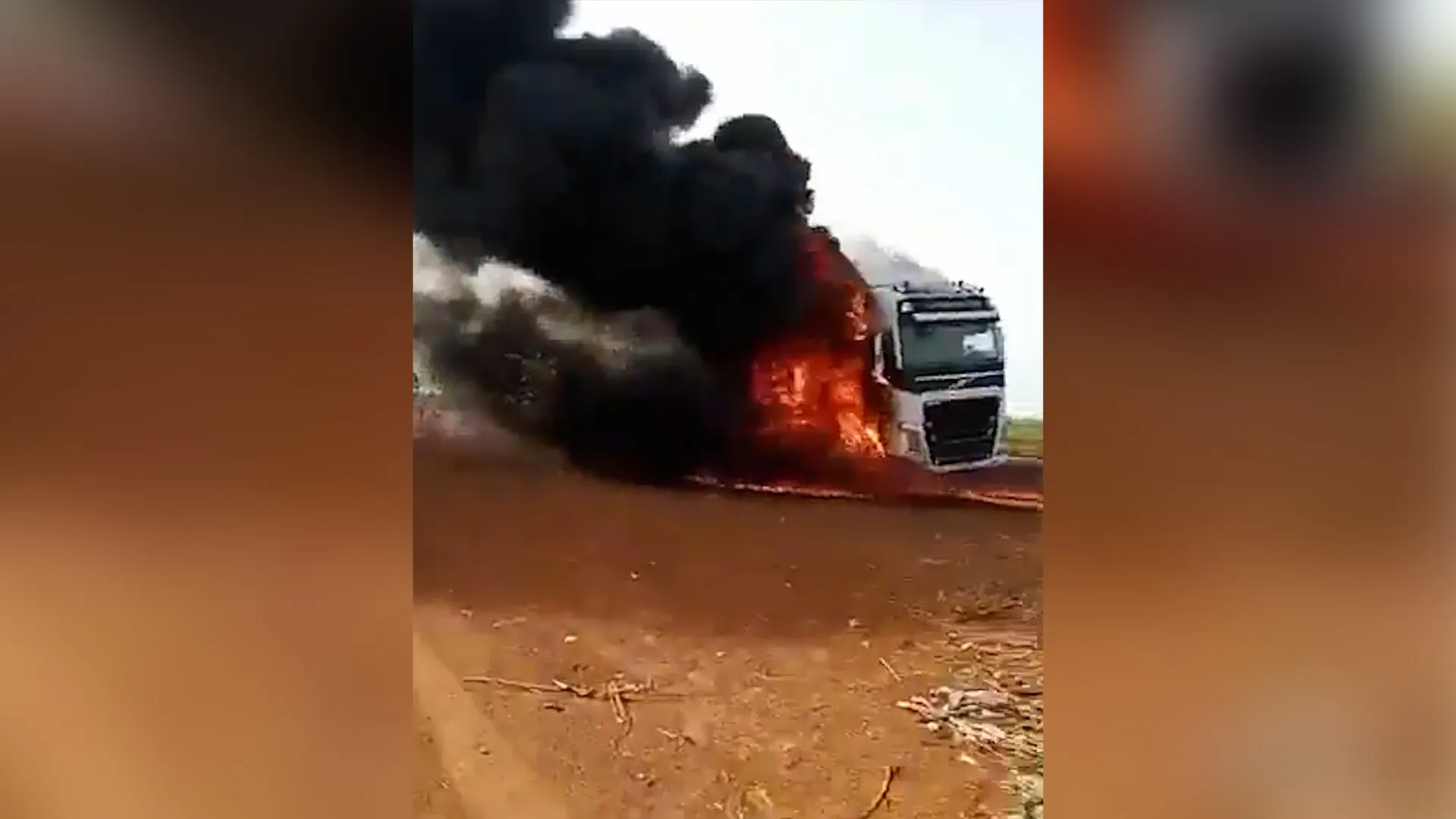 Luptători afiliați Al-Qaeda incendiază camioane cu alimente în Mali, agravând criza umanitară