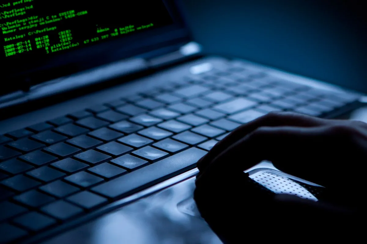 Hackerii sparg sisteme deja compromise de alți hackeri: o nouă campanie de „furt” cibernetic