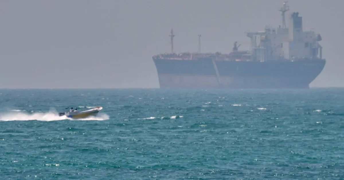 Prețul petrolului sare după ciocnirile dintre SUA și Iran în Strâmtoarea Hormuz