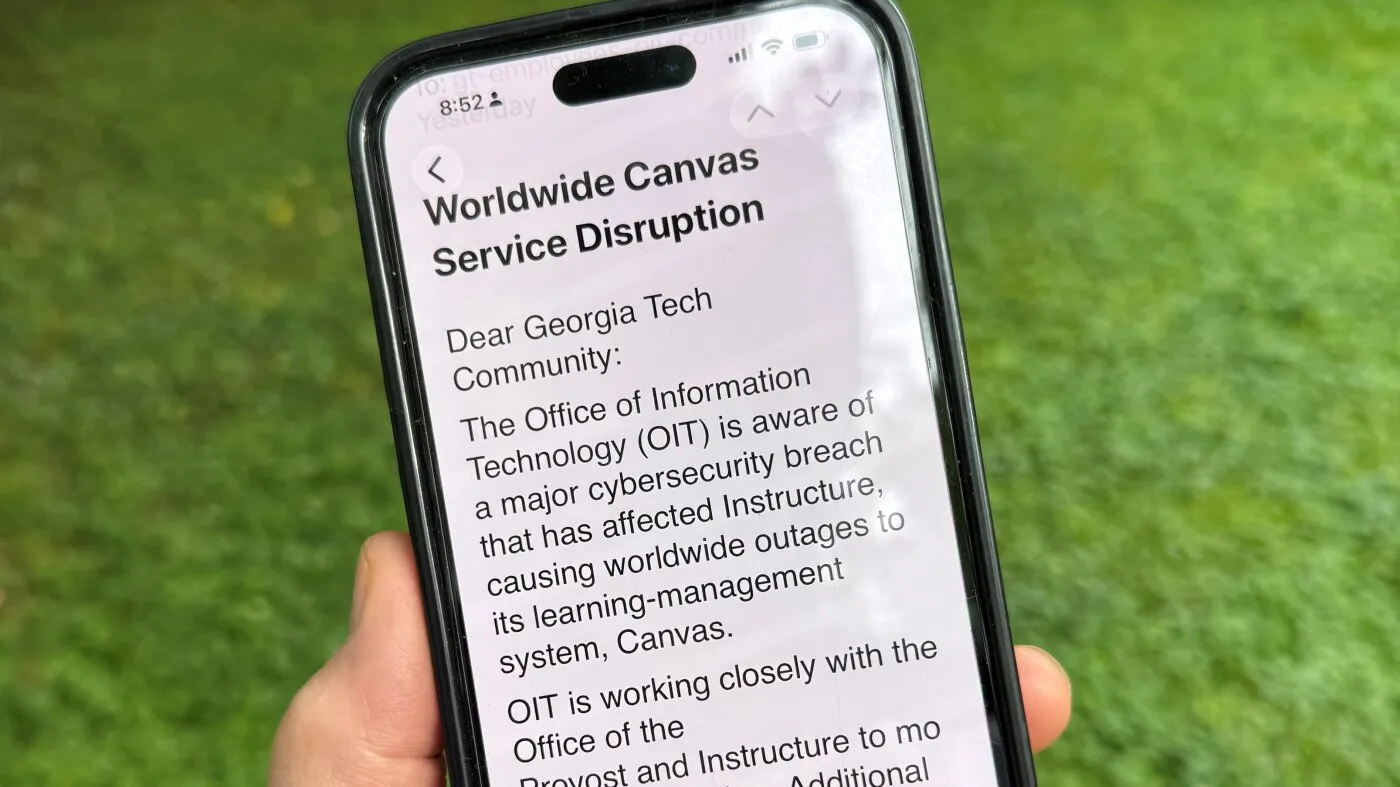 Canvas revine online, dar întrebările – și perturbările examenelor finale – persistă