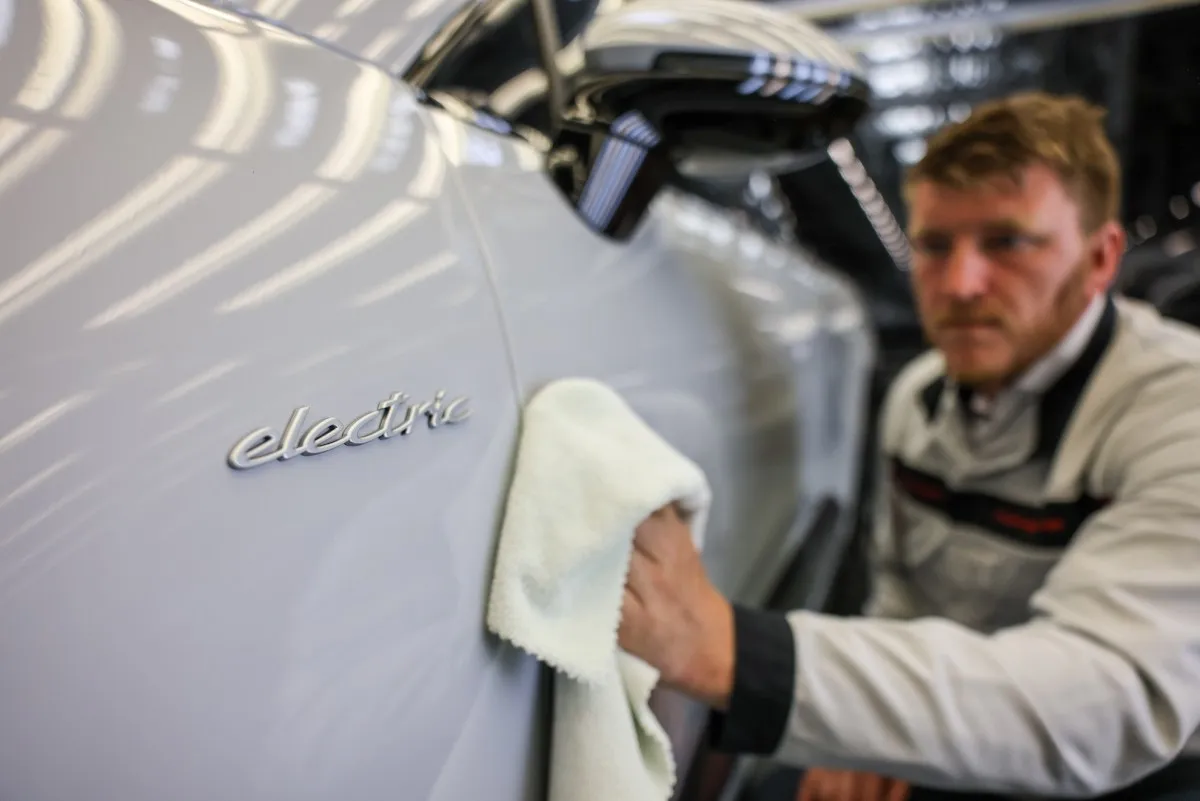 Porsche închide subsidiarele de e-biciclete, baterii și software: o restructurare dureroasă