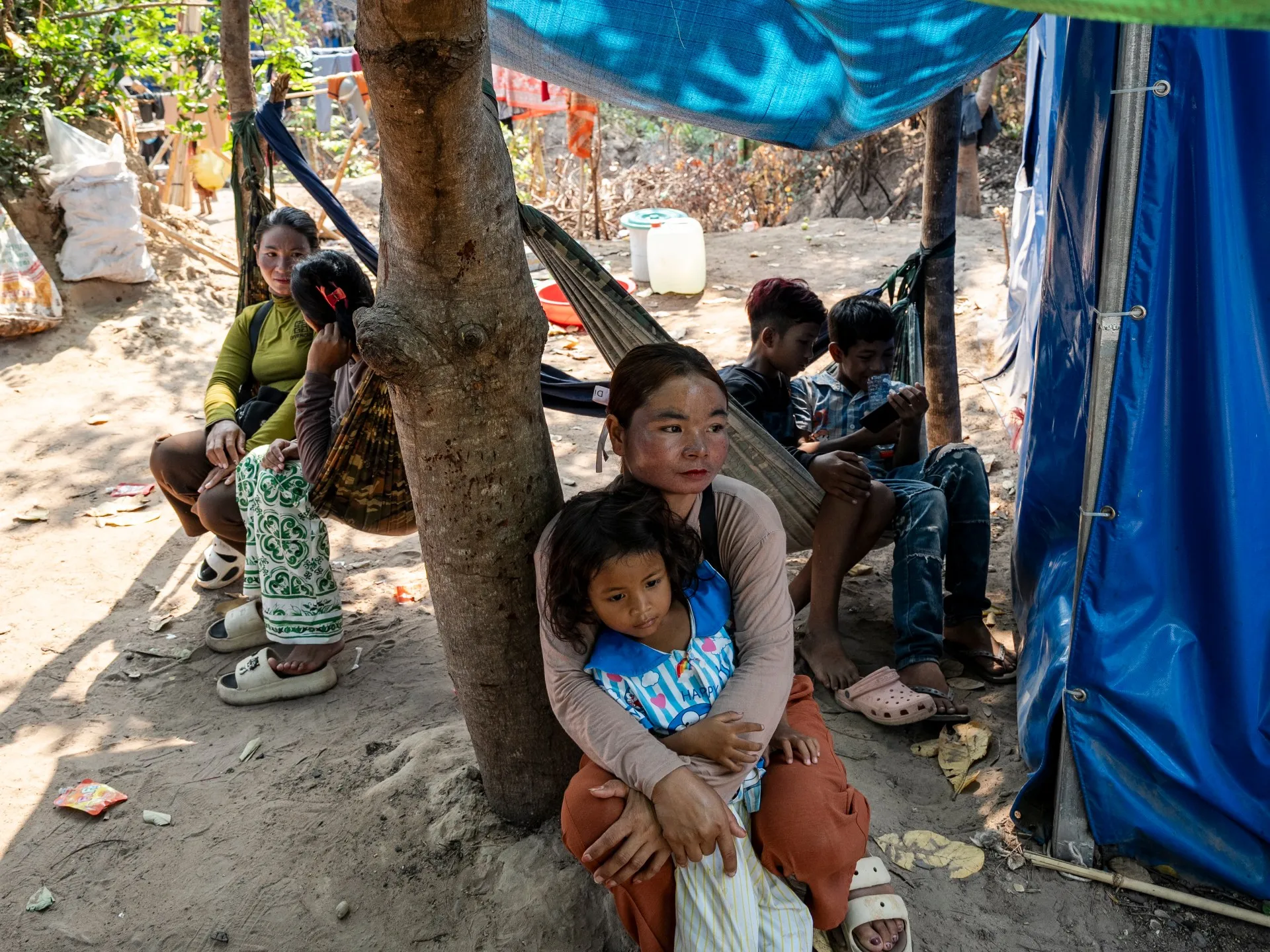 Cambodienii trăiesc în incertitudine: vieți sfâșiate între armistițiul fragil cu Thailanda și teama de noi confruntări