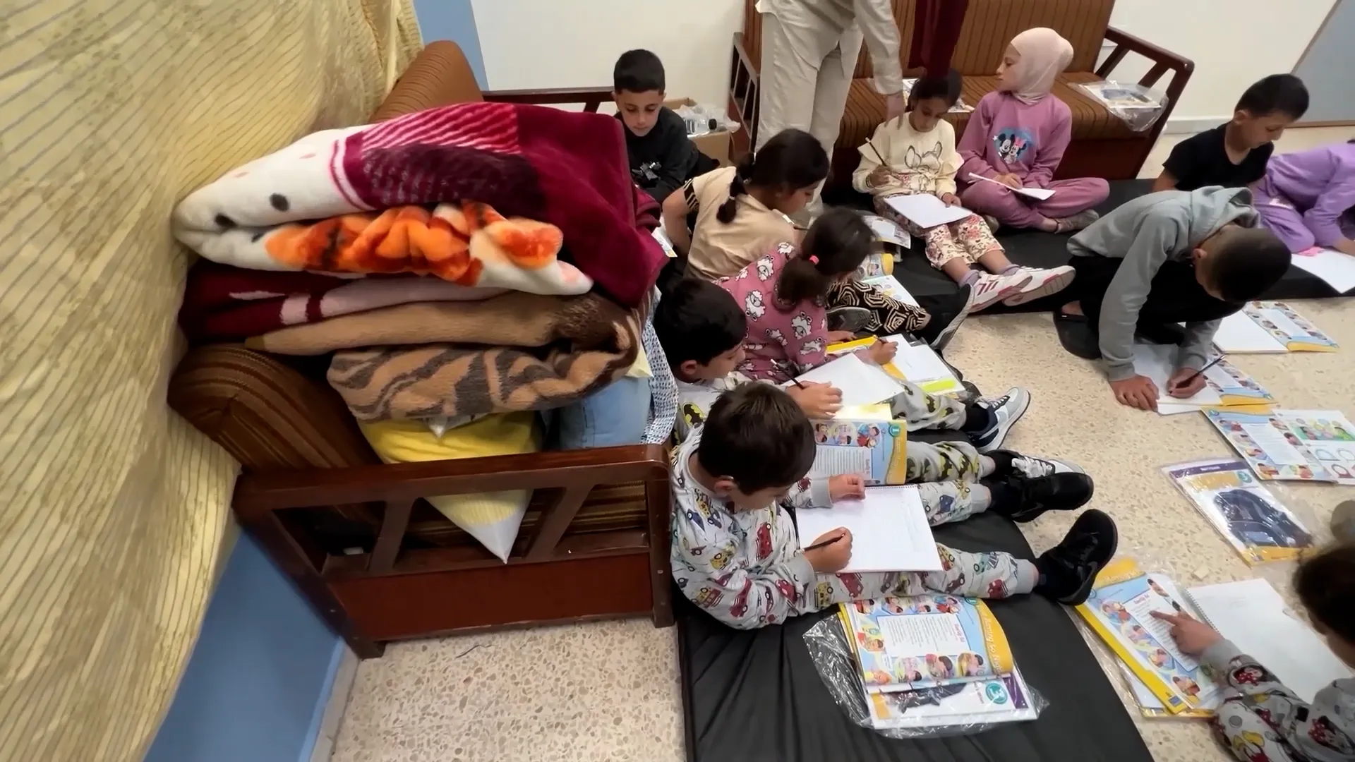 Copiii libanezi strămutați continuă să învețe în mijlocul dezastrului: O școală din Sidon devine refugiu și sală de clasă