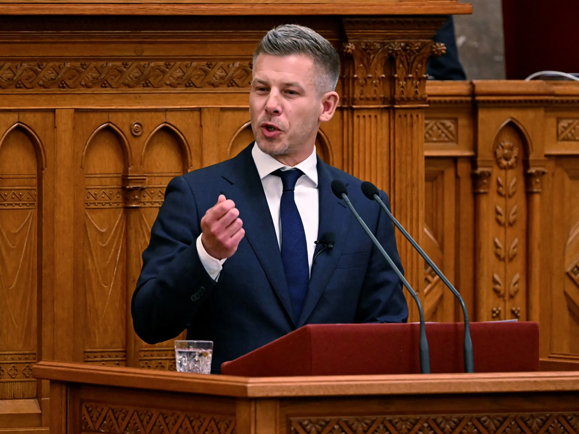 Peter Magyar depune jurământul ca prim-ministru al Ungariei, încheind 16 ani de domnie a lui Viktor Orbán