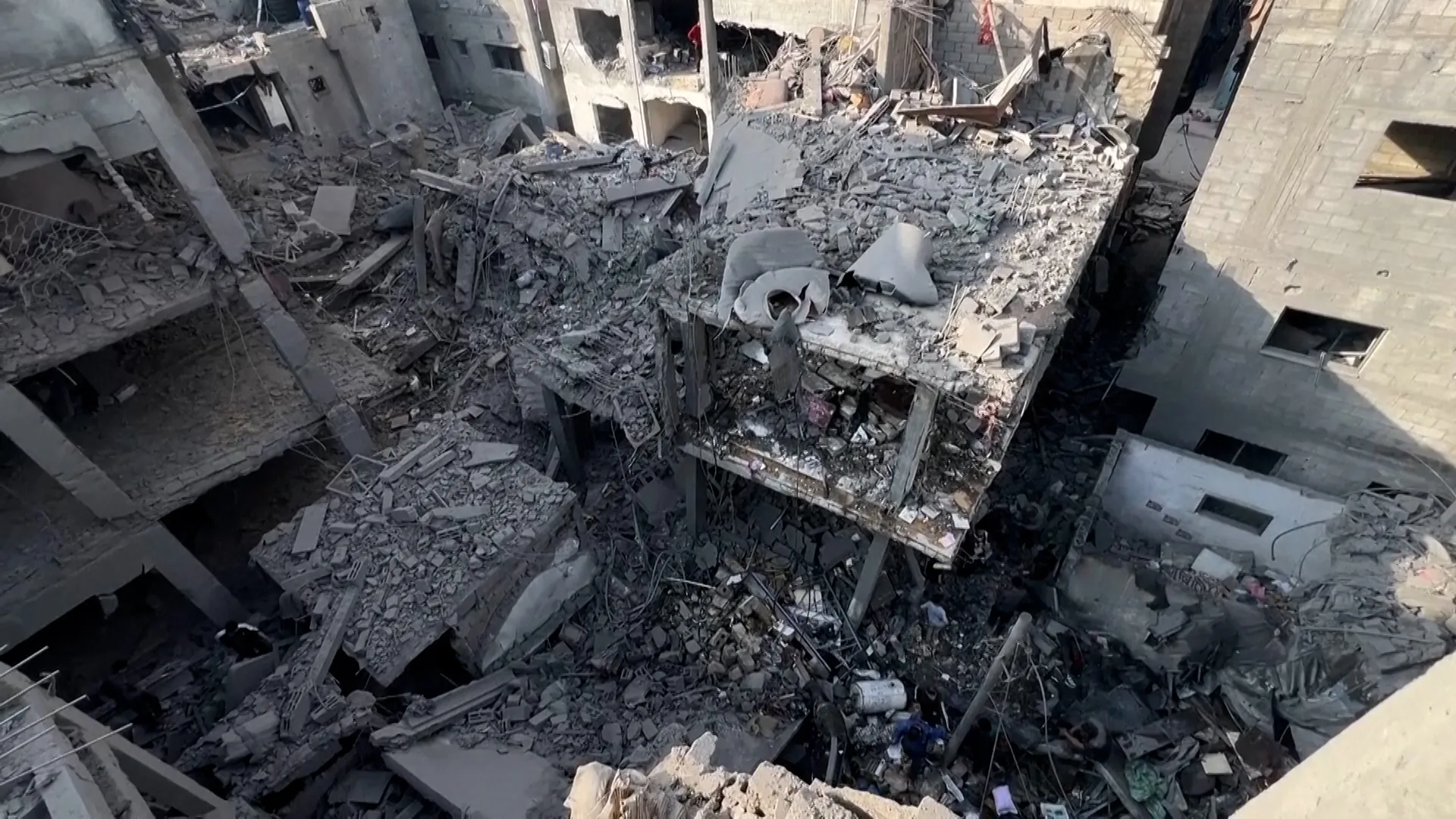 „Nu mai avem unde să mergem”: Locuitorii din Gaza se întorc la dărâmături după atacul israelian