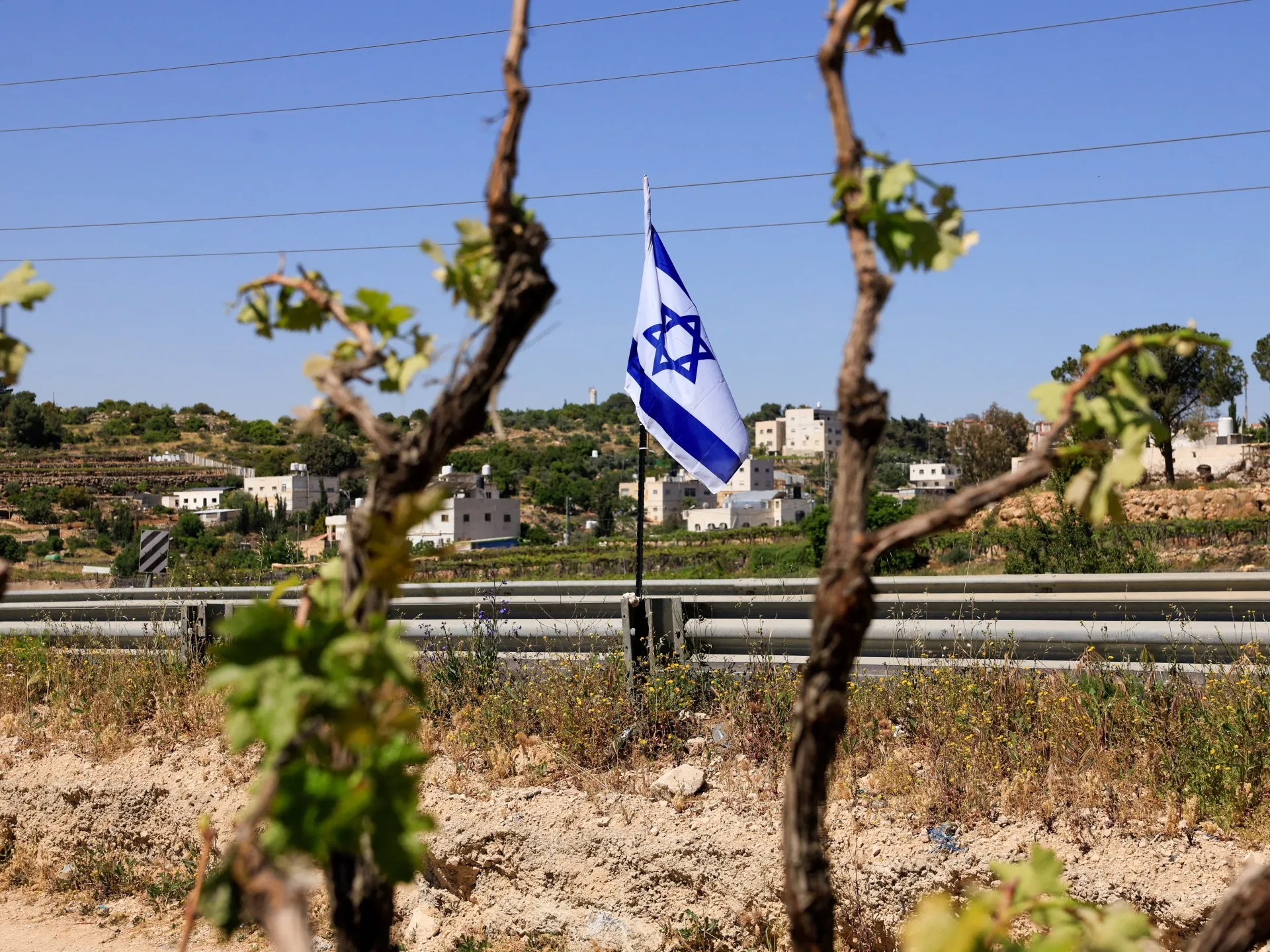 Coloniștii israelieni obligă o familie palestiniană să exhume și să reînmormânteze trupul tatălui lor