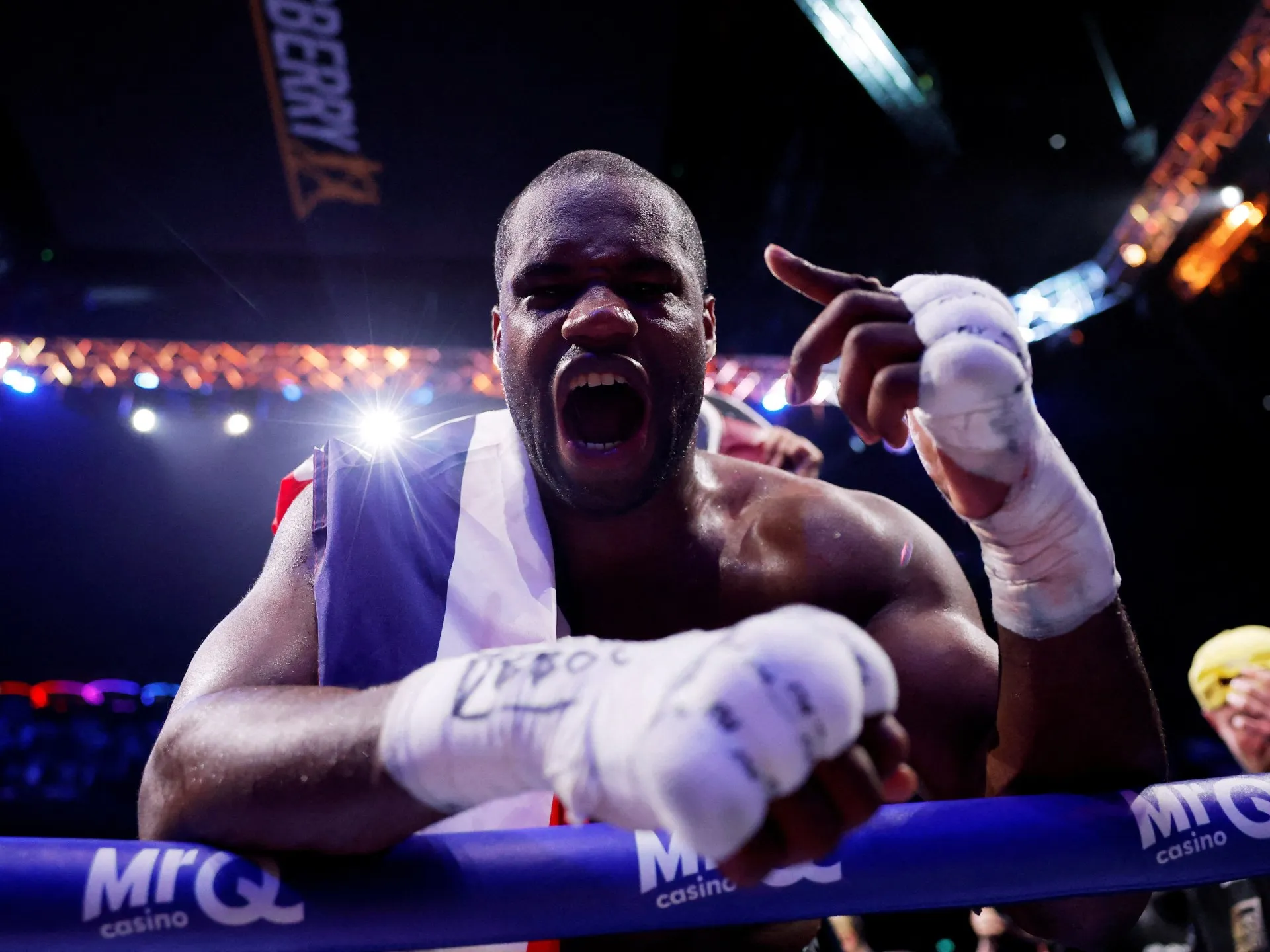 Dubois îl învinge pe Wardley în runda a 11-a și cucerește titlul mondial WBO la categoria grea