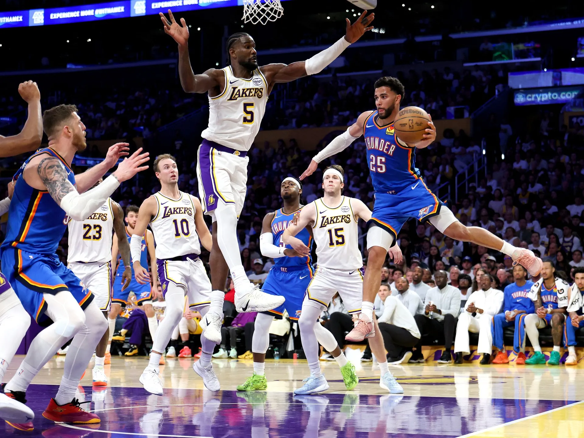 OKC Thunder zdrobește LA Lakers și preia conducerea cu 3-0 în seria de playoff NBA